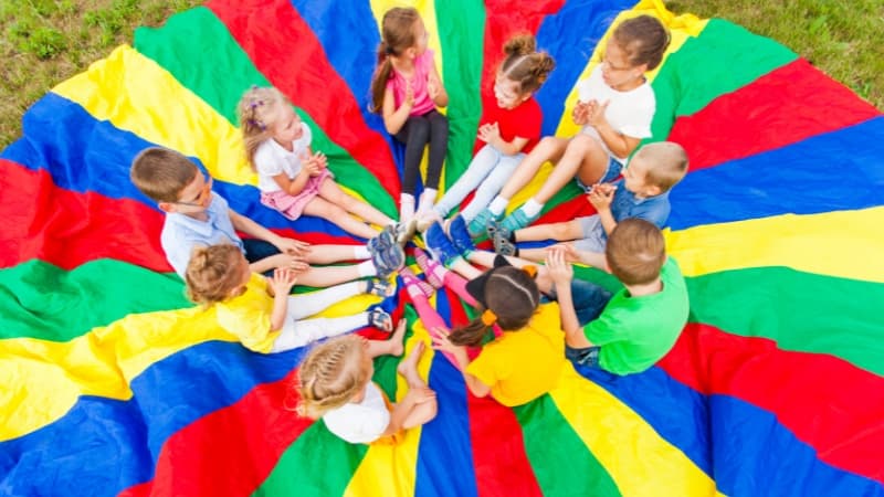 Dzieci z chustą animacyjną