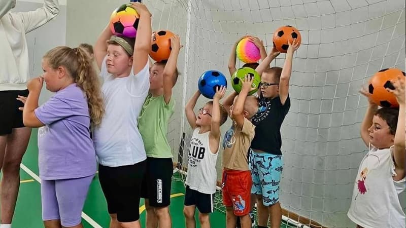 Zdjęcie dzieci z różnymi rodzajami piłek