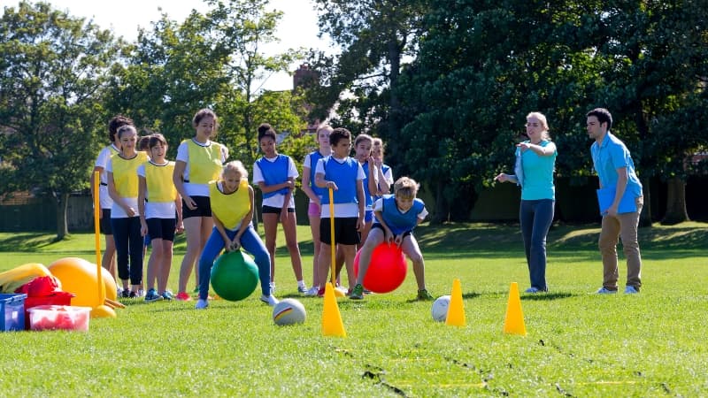 Tor przeszkód z płotkami, pachołkami i tunelem