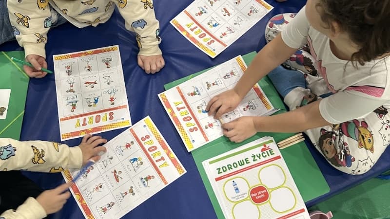 Dzieci zaangażowane w warsztaty, patrzące na ekran projektora